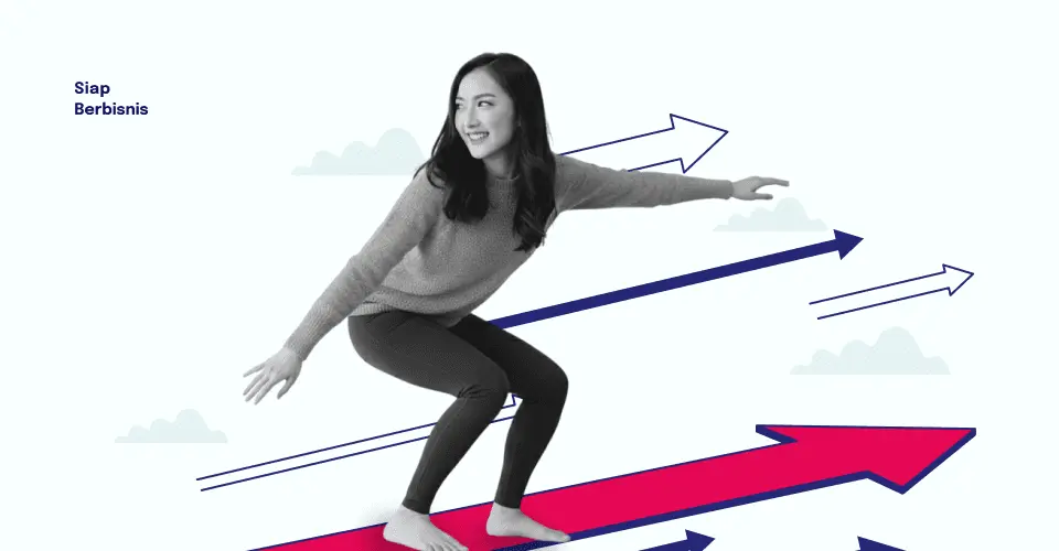 Wanita profesional "berselancar" di atas panah pertumbuhan, menyimbolkan percepatan dan kesuksesan bisnis dengan panduan dari Siap Berbisnis.